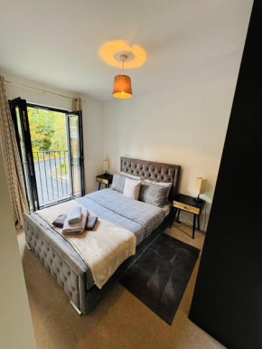 Luxury 4 Bed Solihull Townhouse Sleeps 8 NEC BHX
